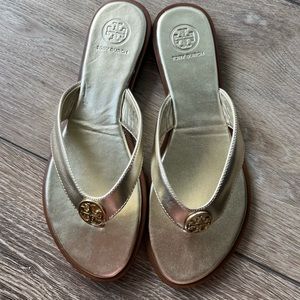 Tory Burch flips flops (gold)